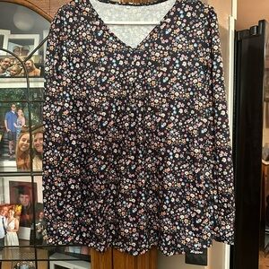 NEW NWT GORGEOUS Floral V-Neck  LARGE Long Sleeve Top. Navy and multi colored 🌸
